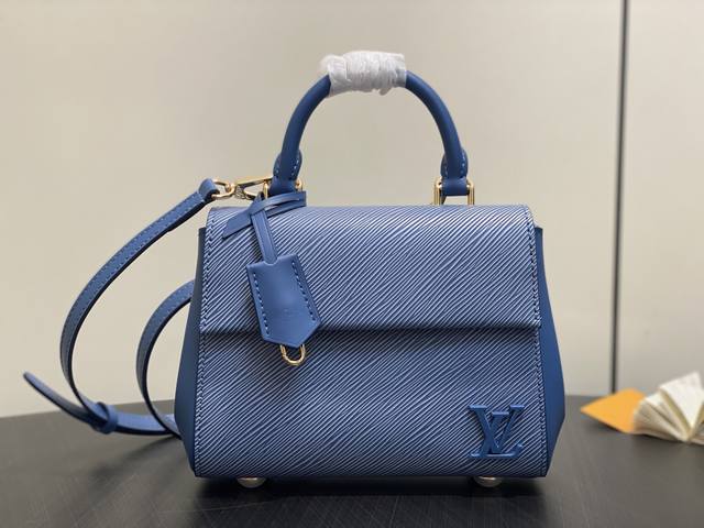 出厂价P 顶级原单 M14855灰蓝色 水波纹手提包 Cluny Mini 手袋 加上尼古拉 杰斯基尔在2015年春夏时装秀上首次展示的牛仔感觉的饰面，新推出的