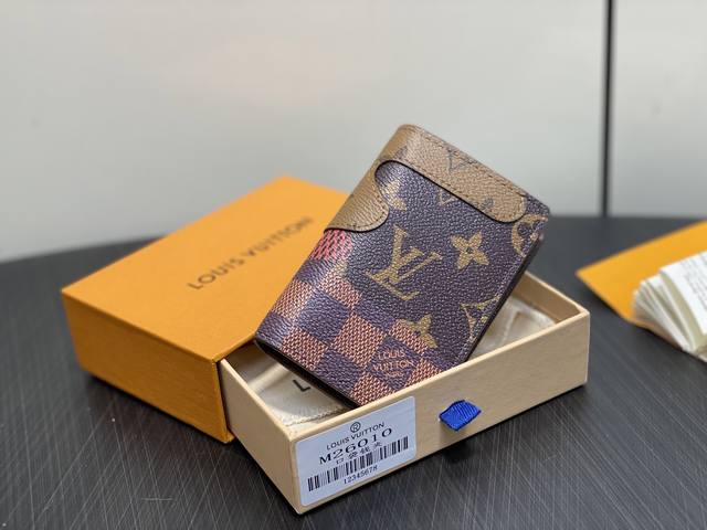 出厂价P 顶级原单 M26010黄花 卡包钱包 当季新款 口袋钱夹 本款口袋钱夹出自 Monogram Landscape 系列，为 Monogram 帆布表面