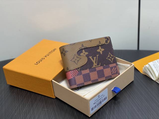 出厂价P 顶级原单 M26012黄花 短款西装夹钱包 当季新款 Slender 钱夹 本款 Slender 钱夹为 Monogram 涂层帆布融入 Damier