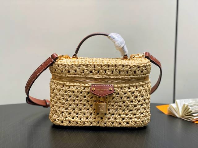 出厂价P 顶级原单 M14303棕色 拉菲草编织化妆包 Vanity Chain Pouch 手袋 加入度假系列，可轻松点亮户外场合或惬意假期。色彩素雅的拉菲草