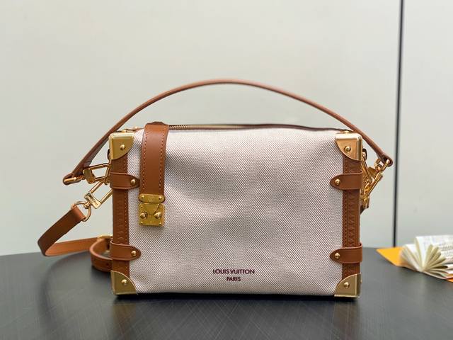 出厂价P 顶级原单 M14411米白色 帆布软盒子 本款 Side Trunk 中号手袋 出自 Natural Canvas 系列，为棉质帆布勾勒撞色皮革饰边，