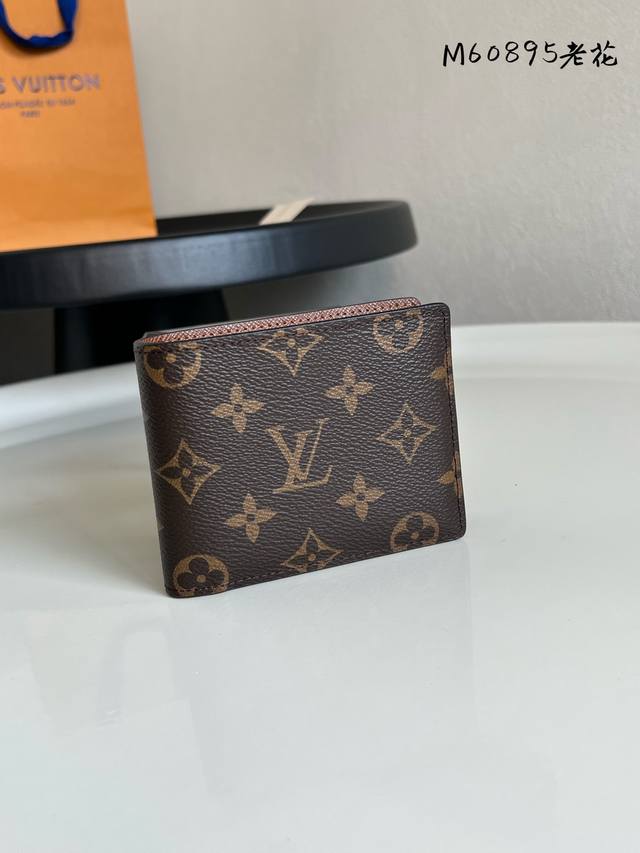 出厂价P 芯片版 M60895老花 M61695黑花 N60895啡格 N62663黑格 此款钱夹属于 Damier Graphite 帆布系列，设计时尚低调，