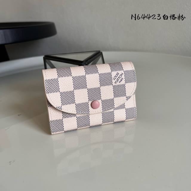 出厂价P 芯片版N64423 白格粉里！ 小巧玲珑却极为实用，此款多彩信封式零钱包是现代女性都市生活中的完美伴侣。身材小巧，轻松收入包袋甚至衣袋之中。尺寸：11