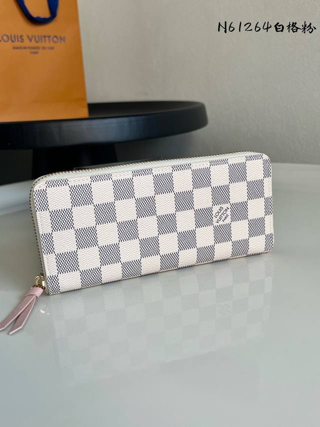 出厂价P 芯片版 N61264白格 60742 CléMence 钱夹，尺寸小，容量大，采用标志性的 Damier Azur 帆布制作而成。19.5X 9.0X