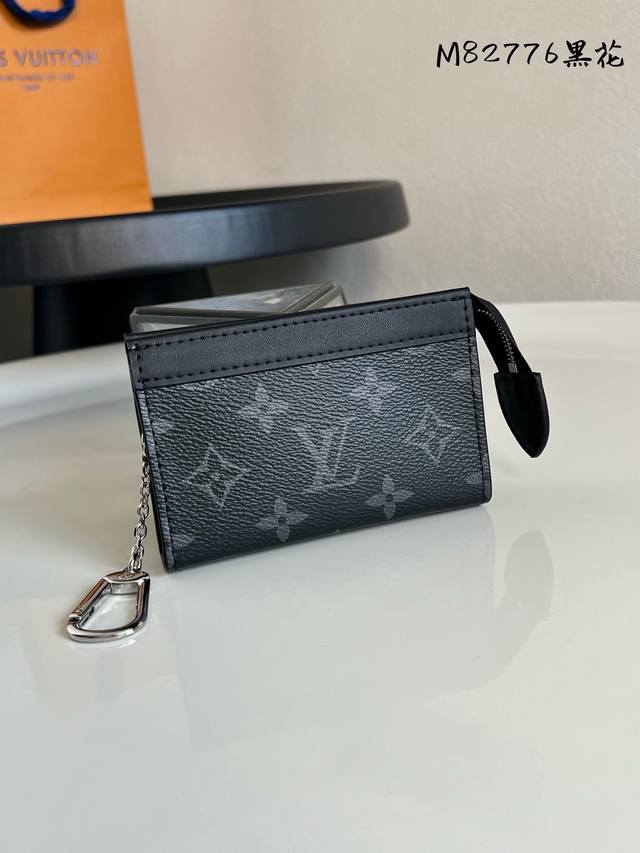 出厂价P 芯片版 顶级原单 M82776黑花 Monogram Eclipse帆布上装饰了牛皮皮革的“Pochette Cre Voyage”。可以安全收纳硬币
