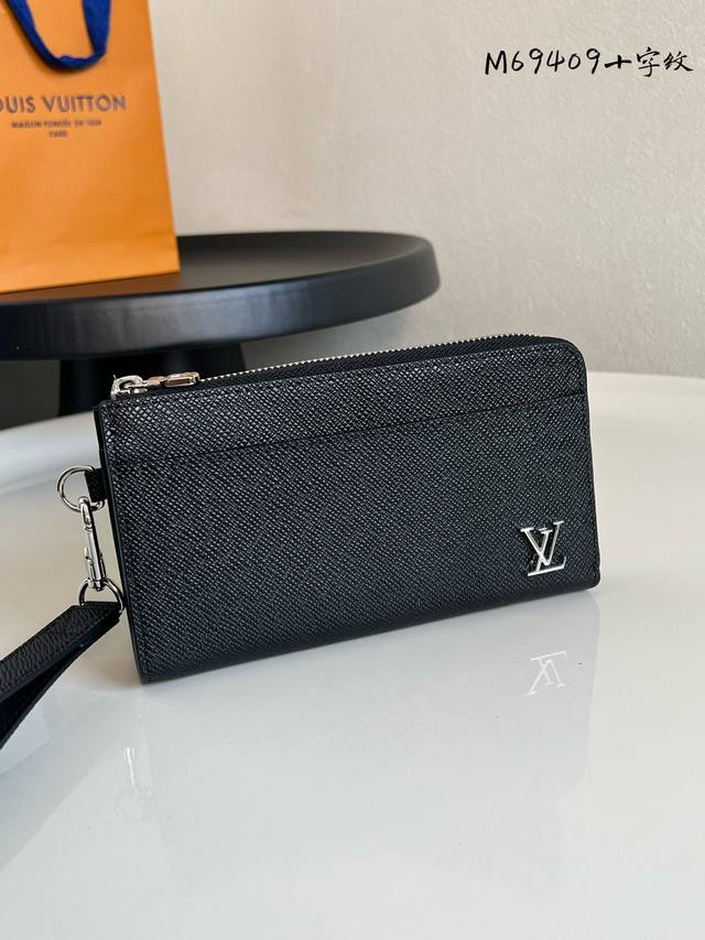 出厂价P 芯片版 M69409十字纹 Zippy Dragonne拉链钱包 致敬路易威登旅行和制作旅行箱的传统，钱夹饰有旅行风格贴片和路易威登标识。这款钱夹内部