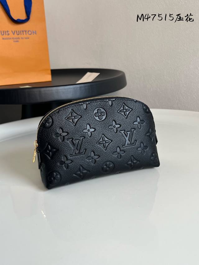 出厂价P 芯片版 化妆包 M47515黑压 这款 Damier 压花化妆包以拉链开合，取放化妆品轻松方便，设有一个可放镜子的贴袋。-Damier牛皮面料，配有可