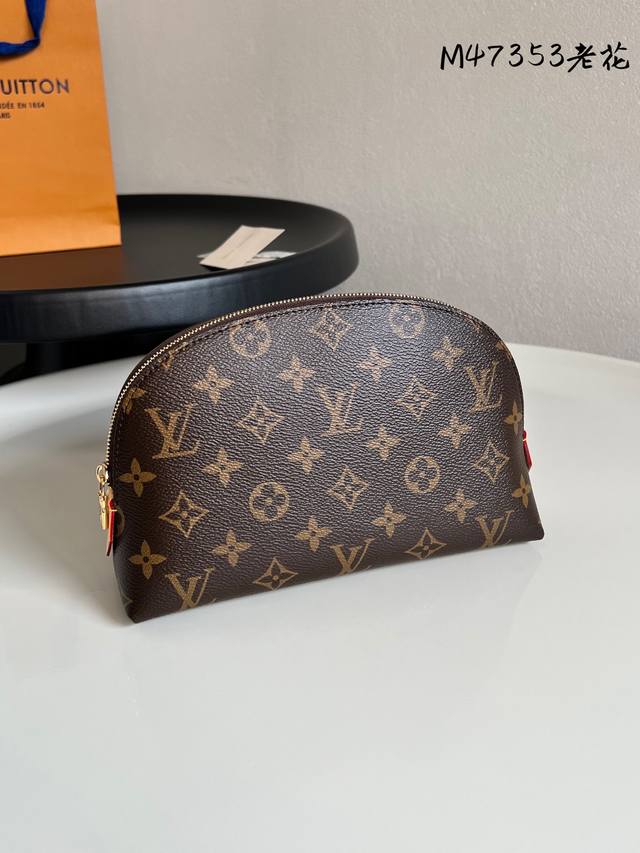出厂价P 芯片版 大号化妆包 M47353老花 这款大号化妆包以经典时尚的Monogram 帆布制成，堪称奢华。闪亮的金色金属细节和棉布内衬更添优雅气质。-特殊