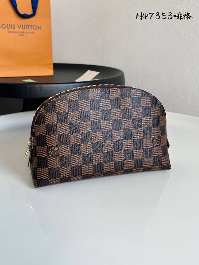 出厂价P 芯片版 大号化妆包 N47353啡格 这款大号化妆包以经典时尚的Monogram 帆布制成，堪称奢华。闪亮的金色金属细节和棉布内衬更添优雅气质。-特殊