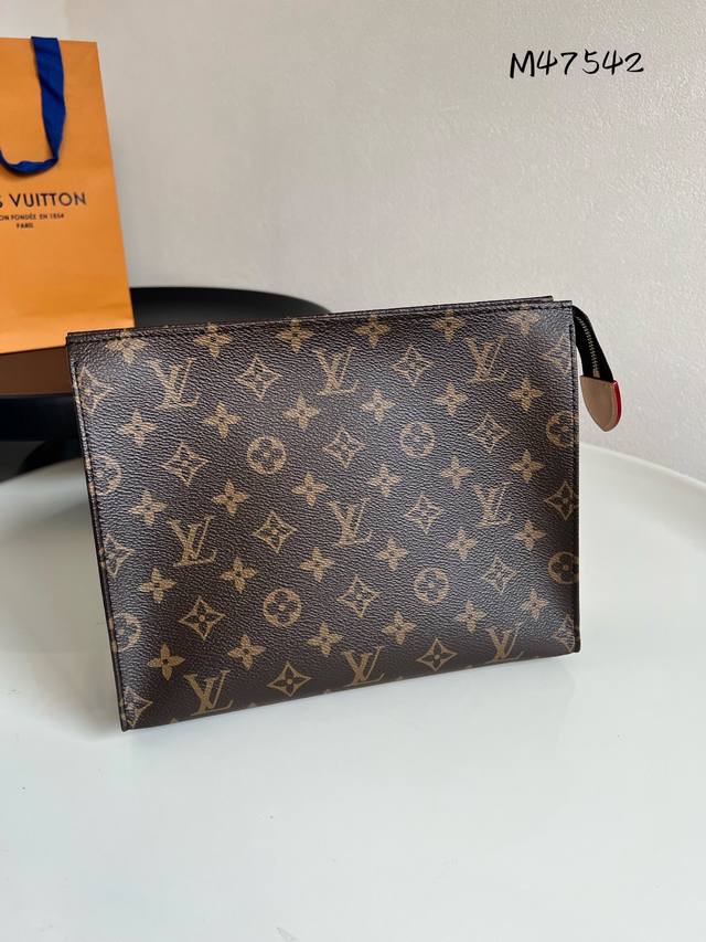 出厂价P 芯片版盥洗袋M47542Monogram帆布化妆盒，内部空间宽敞，两侧采用接裆式设计，方便取放物品，可将它轻而易举地放进手袋中。26 X 20 X 5