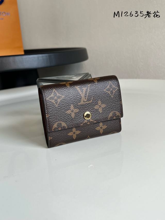 出厂价P 芯片版M12635老花 Victor 錢包、這款小巧的Victor錢包以Monogram Shadow牛皮製作，綴有細緻的Monogram壓花圖案，散