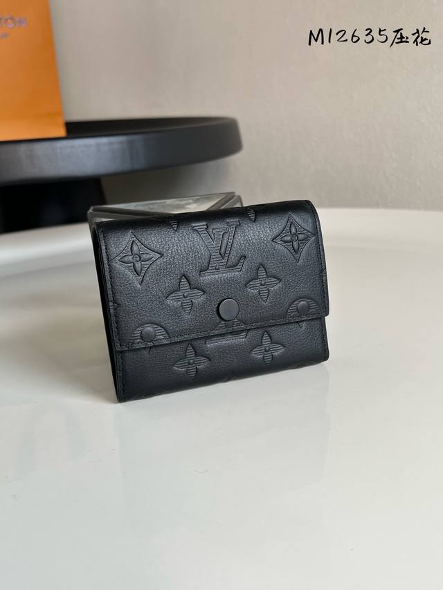 出厂价P 芯片版M12635压花 Victor 錢包、這款小巧的Victor錢包以Monogram Shadow牛皮製作，綴有細緻的Monogram壓花圖案，散