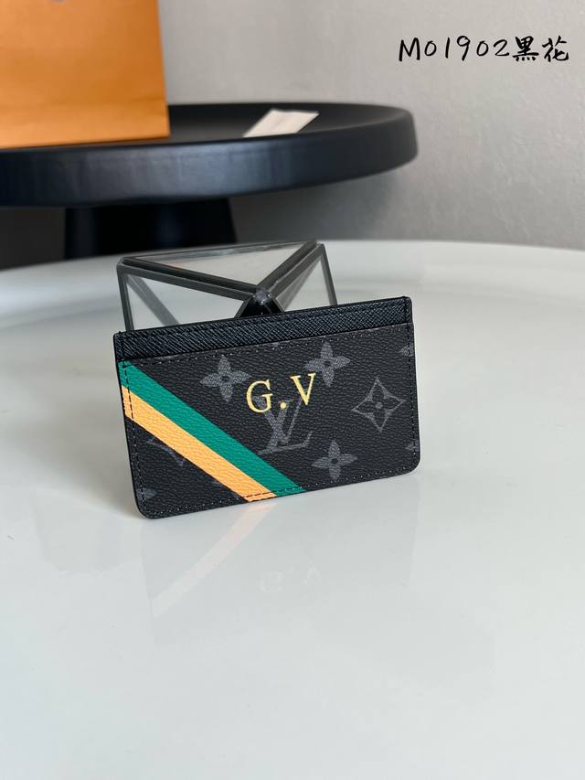 出厂价P 芯片版M01902黑花 本款卡夹取材 Monogram 帆布，可随心添缀 Mon Monogram 系列的定制化元素，通过专属字母、缤纷条纹和各式图案