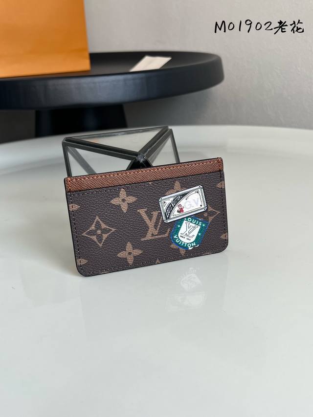 出厂价P 芯片版M01902老花 本款卡夹取材 Monogram 帆布，可随心添缀 Mon Monogram 系列的定制化元素，通过专属字母、缤纷条纹和各式图案