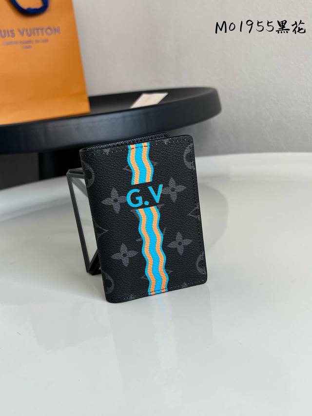 出厂价P 芯片版M01955黑花 本款口袋钱夹出自 Mon Monogram 系列，以 Monogram 帆布成就精巧之选。可随心添缀条纹、专属字母和路易威登贴