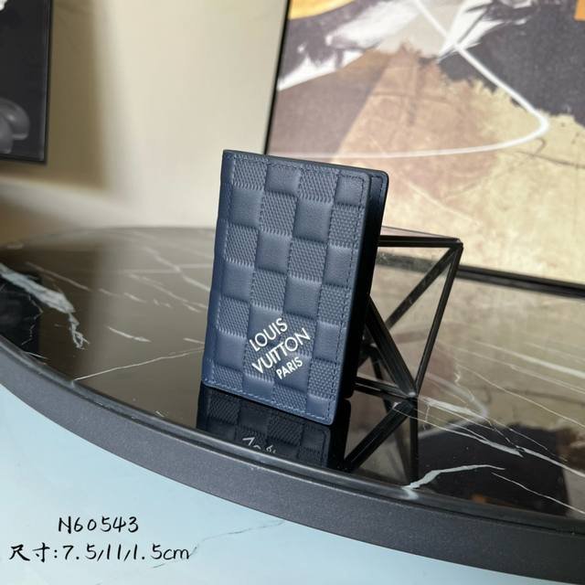 出厂价P 顶级原单 M60543 压格 蓝色卡包！ 袋裝萬用錢包 Louis Vuitton的小巧袋裝萬用錢包是理想的多合一錢包，可容納信用卡、紙幣和證件。在經