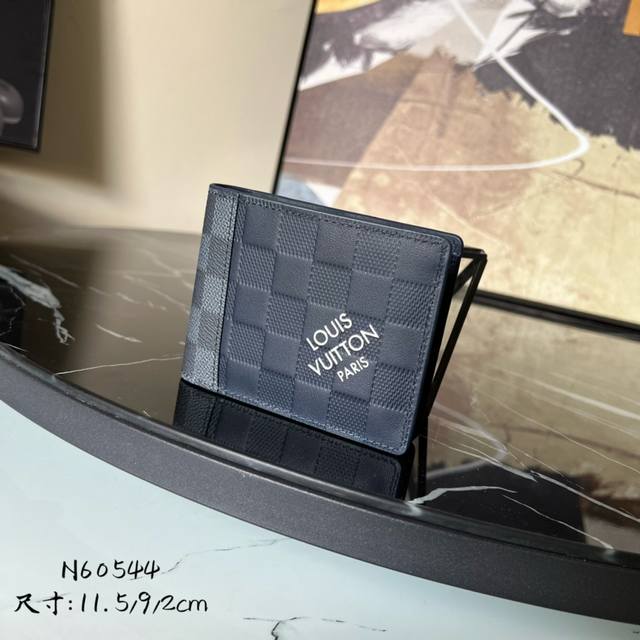 出厂价P 顶级原单 N60544 蓝色短夹！钱夹以精致的皮革制成，修长的外形造就经典魅力。 此款钱夹可轻松放入口袋之中，柔软的牛皮衬里彰显优雅气息。尺寸：11.
