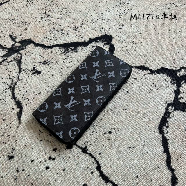 出厂价P 芯片版顶级原单 Zippy 拉链竖款钱包 M11710 拉链钱包 注重优雅感与安全性的Zippy拉链竖款钱夹，由柔软的Monogram Shadow小