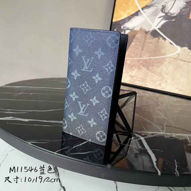 出厂价P 芯片版顶级原单M11546蓝色 由全新标志性 Monogram Eclipse 帆布裁制而成，此款风格硬朗的 Brazza 钱夹尺寸小巧，能够塞入夹克