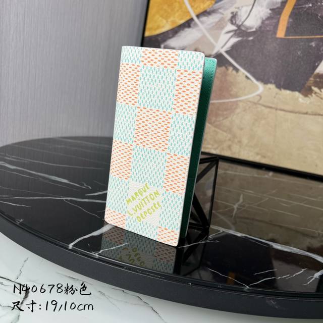 出厂价P 芯片版顶级原单N40678粉色 这款Damier Heritage帆布口袋组织者有一个超大的图案，中间提到“Marque L. Vuitton DéP