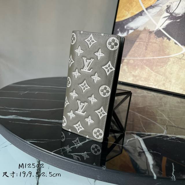 出厂价P 芯片版顶级原单 M12502 本款 Brazza 钱夹以 Monogram Shadow 皮革舒展硬朗气息。舒柔牛皮革压印路易威登标志性 Monogr
