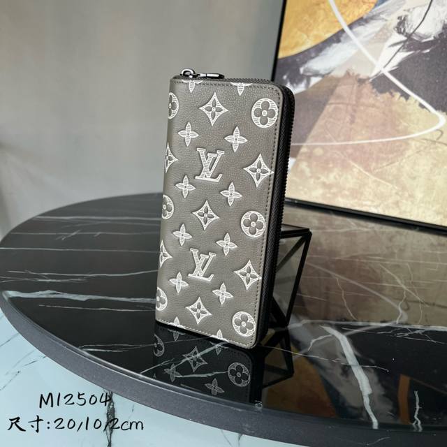 出厂价P 芯片版顶级原单 M12504 本款 Zippy Vertical 钱夹取材 Monogram Shadow 压纹印花牛皮革，令全包式拉链构型流露摩登气
