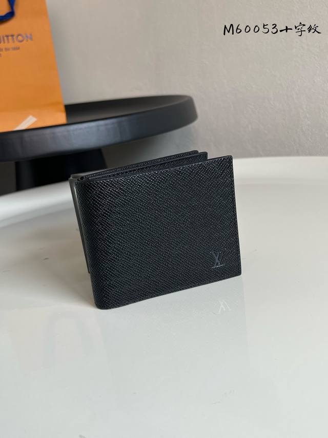 出厂价P 芯片版M60053 黑色十字纹！Amerigo 钱夹 此款Amerigo钱夹将不朽的经典风格与极其实用的功能设计集于一体。设计简洁而又不失便捷，同时依