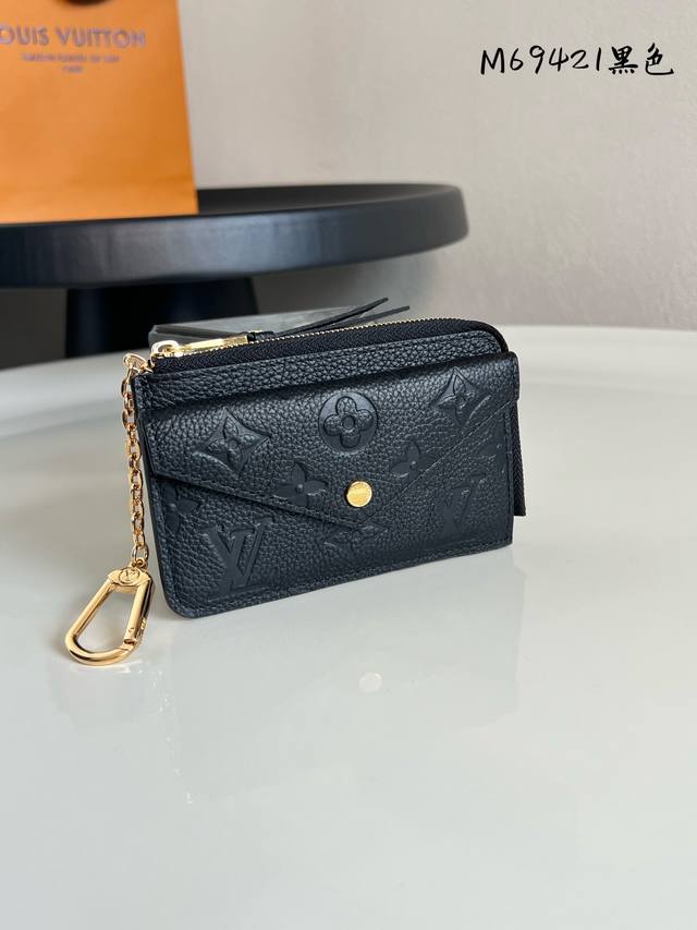 出厂价P 芯片版 M69421黑色 Recto Verso 卡夹取材 Monogram Empreinte 皮革，以 L 形宽拉链开启硬币隔层，另设可收纳折叠钞