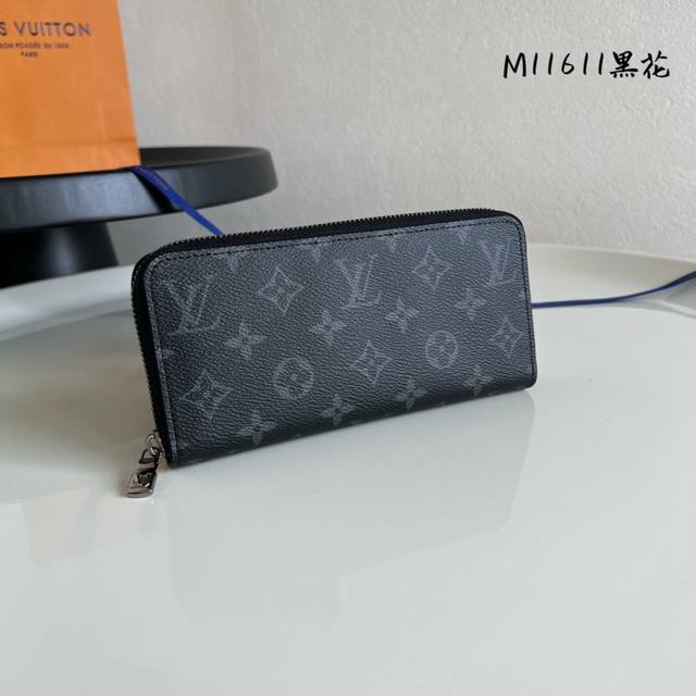 出厂价P 芯片版顶级原单M11611黑花 作为路易威登代表性作品之一，此款 Zippy 拉链钱夹由 Monogram 帆布制成，具有实用性，包含宽敞隔层、一个拉