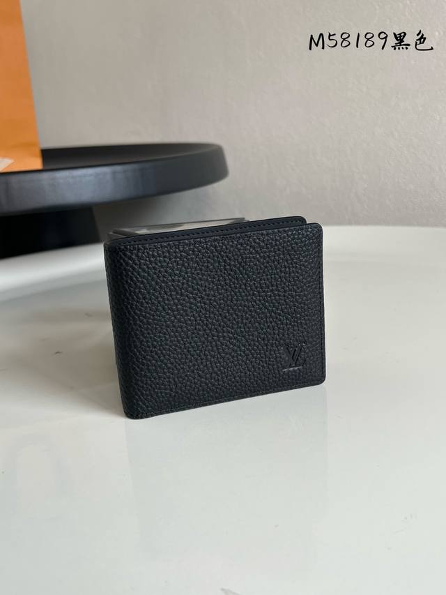 出厂价P 芯片版 M58189黑色 荔枝纹短夹 這款 Multiple 錢包以極柔軟的 Taurillon 皮革打造。恰如其名的多功能錢包，內部空間寬敞，設有多