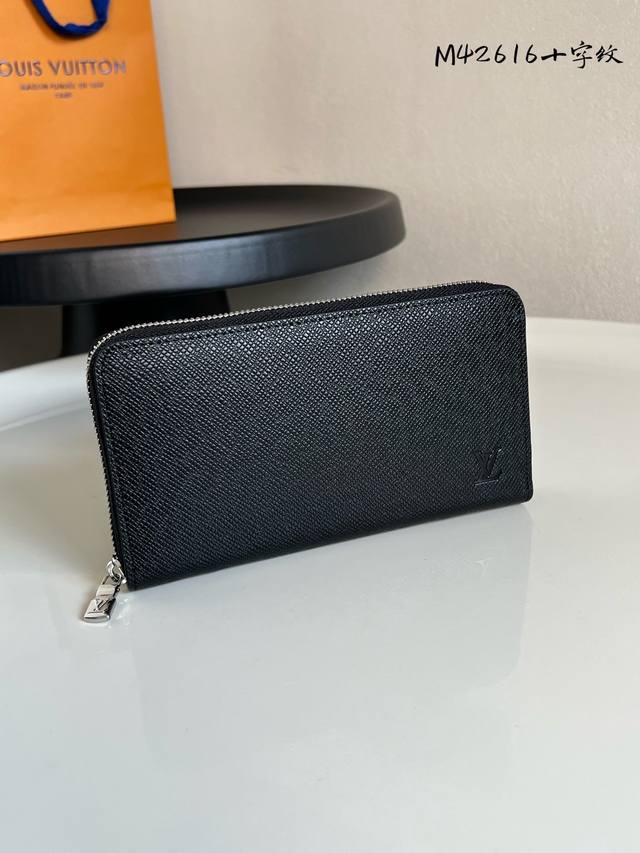 出厂价P 芯片版M42616 黑十字纹！Zippy 拉链 钱夹 时尚感十足 可装纳现金 卡片及硬币 钱夹以优雅光滑的 Taiga 皮革制成 拥有多个内袋及隔层