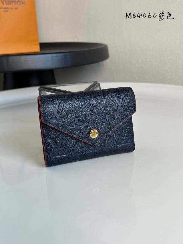 出厂价P 芯片版 M64060蓝色 钱夹采用奢华的压纹皮革制作，风格时尚，而极为实用的设计确保信用卡与私人财物安全存放、取用便捷。尺寸：12X9Cm。