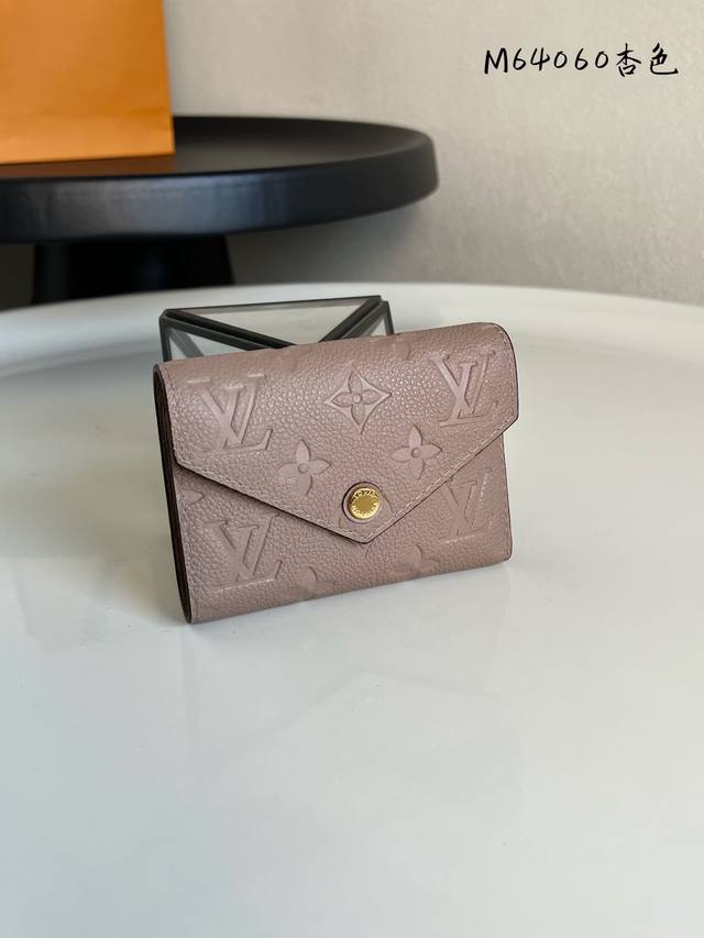 出厂价P 芯片版 M64060杏色 钱夹采用奢华的压纹皮革制作，风格时尚，而极为实用的设计确保信用卡与私人财物安全存放、取用便捷。尺寸：12X9Cm。