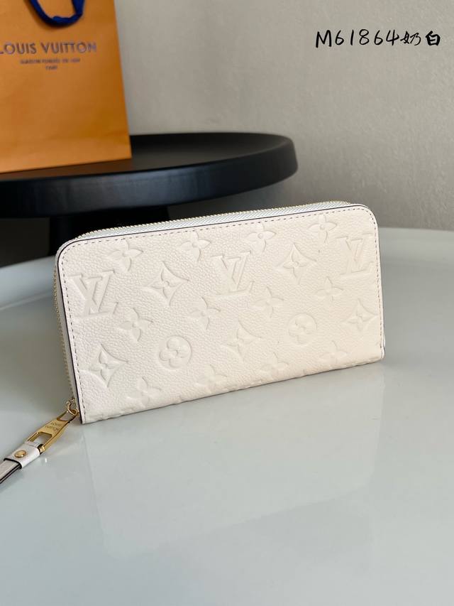 出厂价P 芯片版 M61864奶白!经典钱夹全新升级!新增四个信用卡槽 造型经典的 Zippy 拉链钱夹以精致而柔软的 Monogram Empreinte 皮 出厂价P 芯片版 M61864奶白!经典钱夹全新升级!新增四个信用卡槽 造型经典的 Zippy 拉链钱夹以精致而柔软的 Monogram Empreinte 皮
