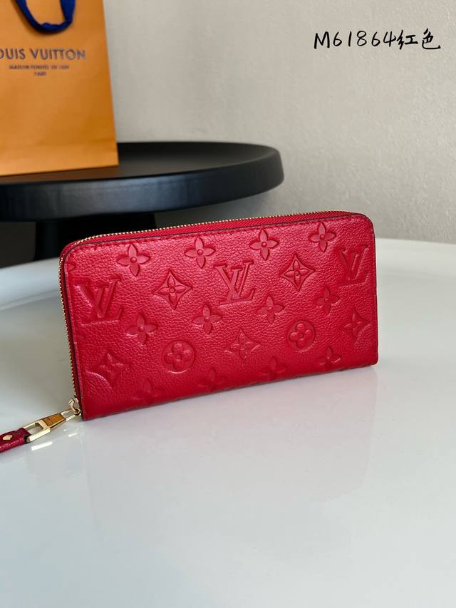 出厂价P 芯片版 M61864红色！经典钱夹全新升级！新增四个信用卡槽 造型经典的 Zippy 拉链钱夹以精致而柔软的 Monogram Empreinte 皮