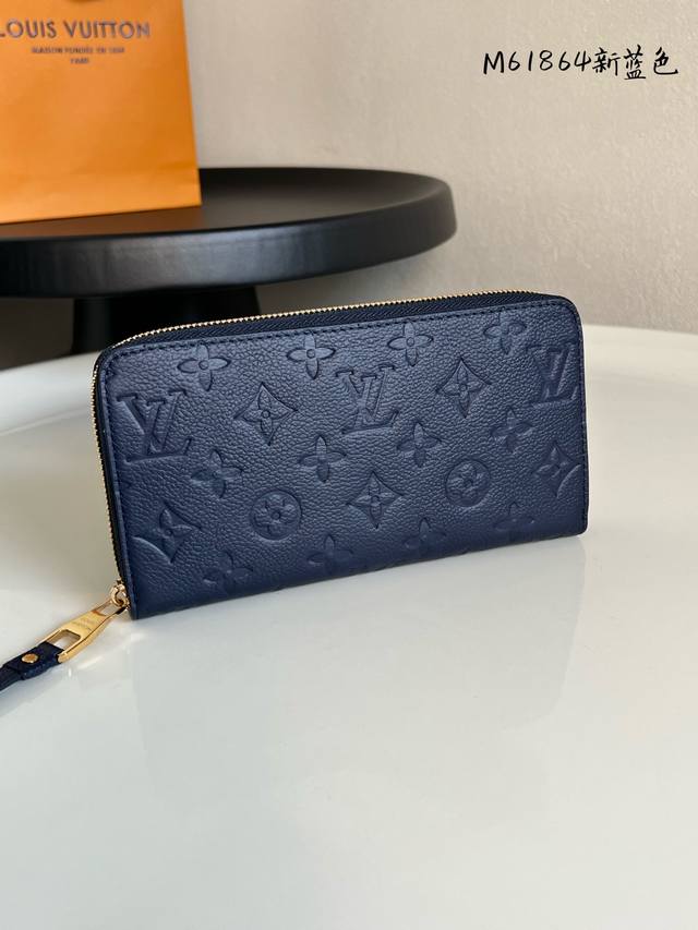 出厂价P M61864新蓝色！经典钱夹全新升级！新增四个信用卡槽 造型经典的 Zippy 拉链钱夹以精致而柔软的 Monogram Empreinte 皮革制成