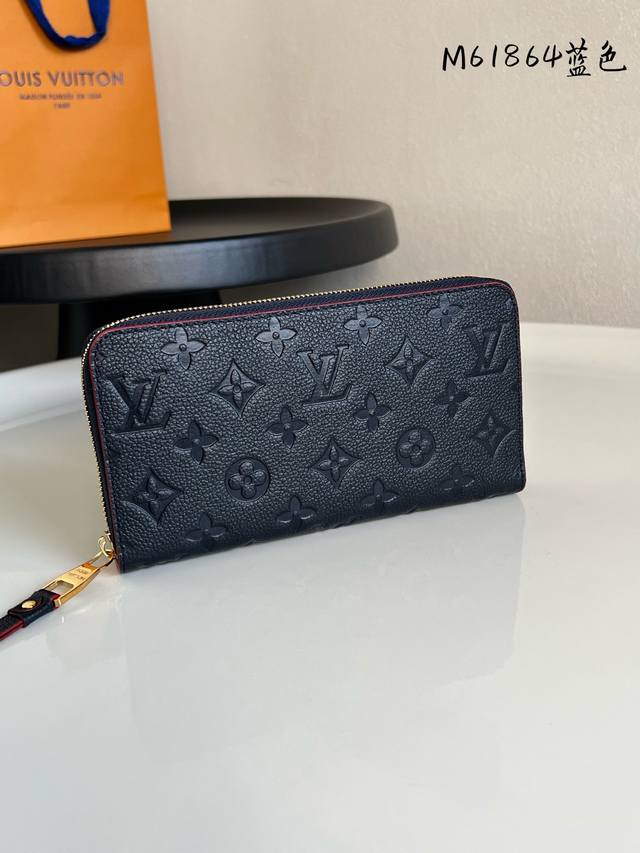 出厂价P 芯片版 M61864蓝色！经典钱夹全新升级！新增四个信用卡槽 造型经典的 Zippy 拉链钱夹以精致而柔软的 Monogram Empreinte 皮