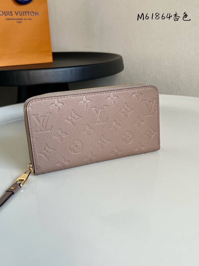 出厂价P 芯片版 M61864杏色!经典钱夹全新升级!新增四个信用卡槽 造型经典的 Zippy 拉链钱夹以精致而柔软的 Monogram Empreinte 皮 出厂价P 芯片版 M61864杏色!经典钱夹全新升级!新增四个信用卡槽 造型经典的 Zippy 拉链钱夹以精致而柔软的 Monogram Empreinte 皮