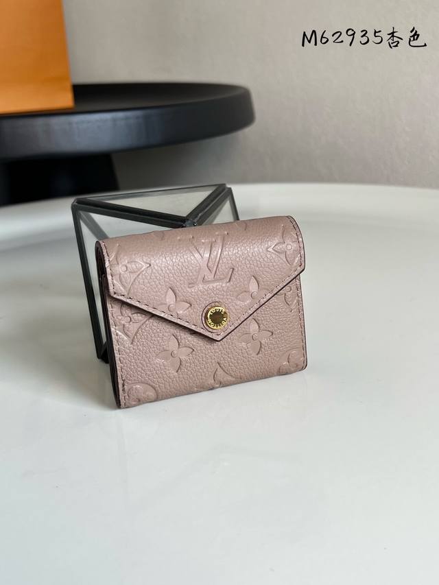 出厂价P M62935杏色 由柔软的Monogram Empreinte粒面皮革裁制而成的Zoe短款钱夹，饰有经典的路易威登Monogram压纹。轻松收入任何小