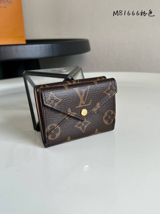 出厂价P 芯片版 顶级原单 M81665粉色 M81666蓝色Celeste 钱夹兼具典雅格调与实用功能：Monogram 帆布塑造玲珑构型，牛皮革内衬浸染鲜明