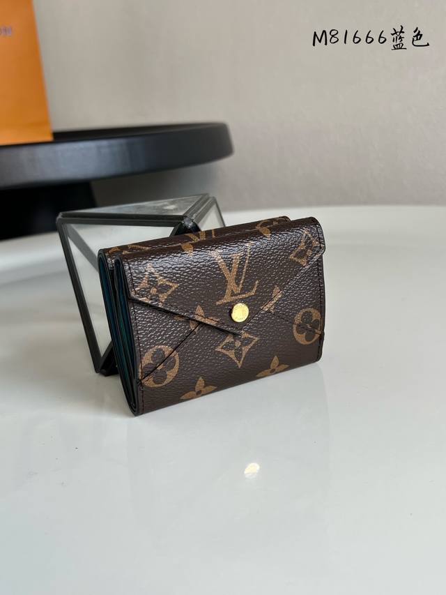 出厂价P 顶级原单 M81665粉色 M81666蓝色Celeste 钱夹兼具典雅格调与实用功能：Monogram 帆布塑造玲珑构型，牛皮革内衬浸染鲜明色彩，信