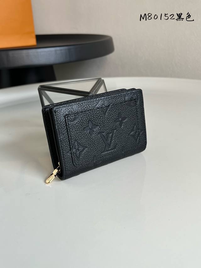 出厂价P 芯片版 M80152 黑色 這款CléA錢包以Monogram Empreinte柔軟粒面牛皮製成，綴以路易威登標誌性的Monogram壓花圖案，設計