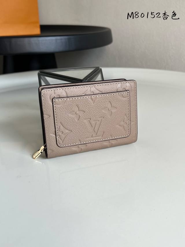 出厂价P 芯片版 M80152 杏色 這款CléA錢包以Monogram Empreinte柔軟粒面牛皮製成,綴以路易威登標誌性的Monogram壓花圖案,設計 出厂价P 芯片版 M80152 杏色 這款CléA錢包以Monogram Empreinte柔軟粒面牛皮製成,綴以路易威登標誌性的Monogram壓花圖案,設計