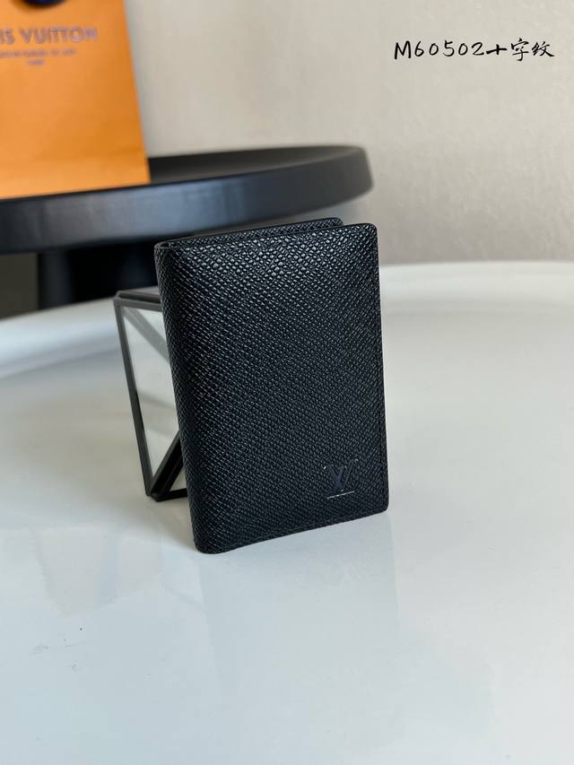 出厂价P 芯片版 顶级原单 M60502 60642 十字纹黑 這款小巧的袋裝皮夾最適合喜歡多合一功能錢包的男士。以柔軟Epi皮革打造卻帶剛陽氣質，低調地壓印上