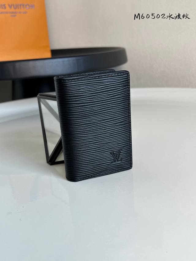 出厂价P 芯片版 顶级原单 M60502 60642 水波纹黑 這款小巧的袋裝皮夾最適合喜歡多合一功能錢包的男士。以柔軟Epi皮革打造卻帶剛陽氣質，低調地壓印上