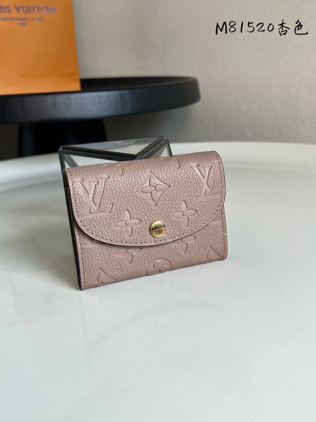 出厂价P M81520 杏色 新款女士零钱包 卡包 小巧玲珑却极为实用，此款多彩信封式零钱包是现代女性都市生活中的完美伴侣。身材小巧，轻松收入包袋甚至衣袋之中。