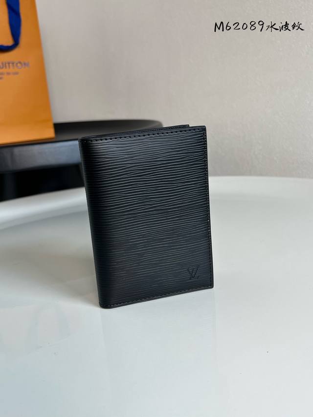 出厂价P M62089 水波纹 护照夹！时尚出行的绝佳伴侣。质感奢华的粒纹小牛皮内衬，内部多隔层构造，风格经典的旅行配饰。挎着华丽的路易威登手袋大肆采购的长颈鹿