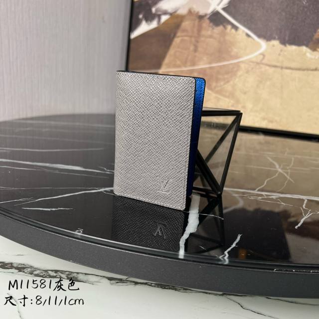 出厂价P 芯片版 顶级原单 M11581灰色十字纹!這款小巧的袋裝皮夾最適合喜歡多合一功能錢包的男士。以柔軟Epi皮革打造卻帶剛陽氣質,低調地壓印上路易威登法文 出厂价P 芯片版 顶级原单 M11581灰色十字纹!這款小巧的袋裝皮夾最適合喜歡多合一功能錢包的男士。以柔軟Epi皮革打造卻帶剛陽氣質,低調地壓印上路易威登法文