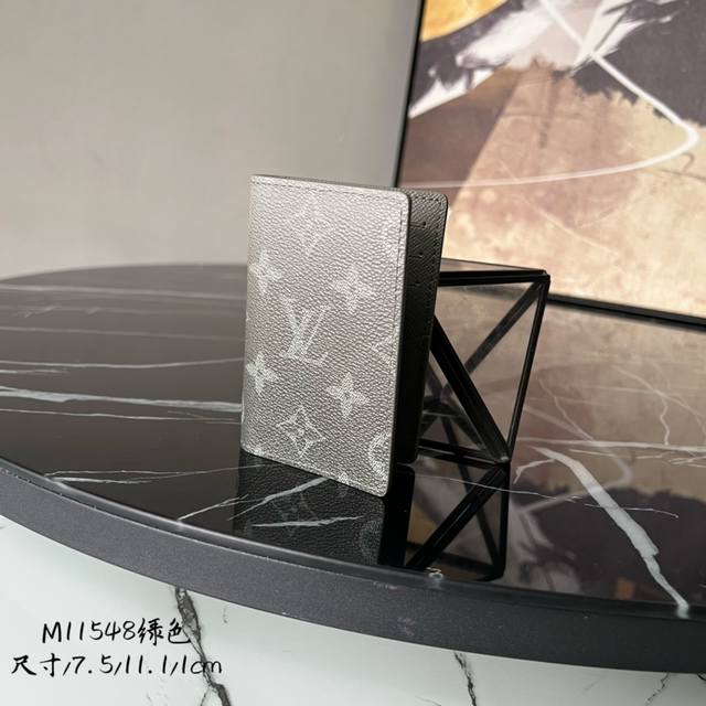 出厂价P 芯片版顶级原单 M11548绿色 本款口袋钱夹取材 Brushed Monogram 皮革，呈现褪色效果 Monogram 印花和做旧质感，致意牛仔长