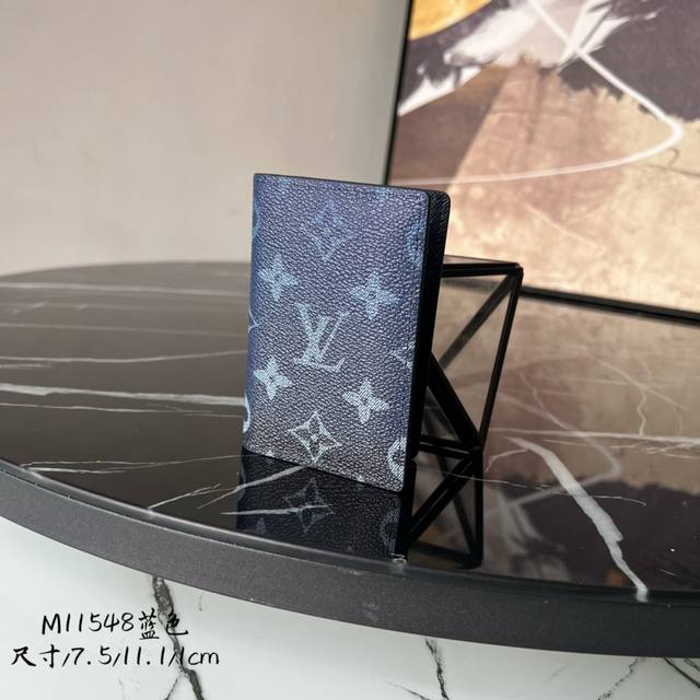 出厂价P 芯片版顶级原单 M11548蓝色 本款口袋钱夹取材 Brushed Monogram 皮革，呈现褪色效果 Monogram 印花和做旧质感，致意牛仔长
